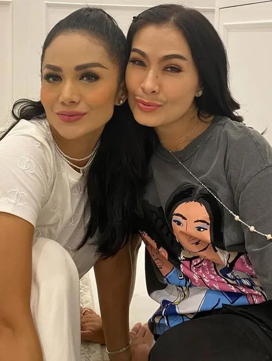 "Jadi DNA ikan salmon itu sebenernya dari tiga tahun lalu. Itu DNA dari salmon yang memang diproduksi di Korea," tutur Krisdayanti. (Instagram/krisdayantilemos)