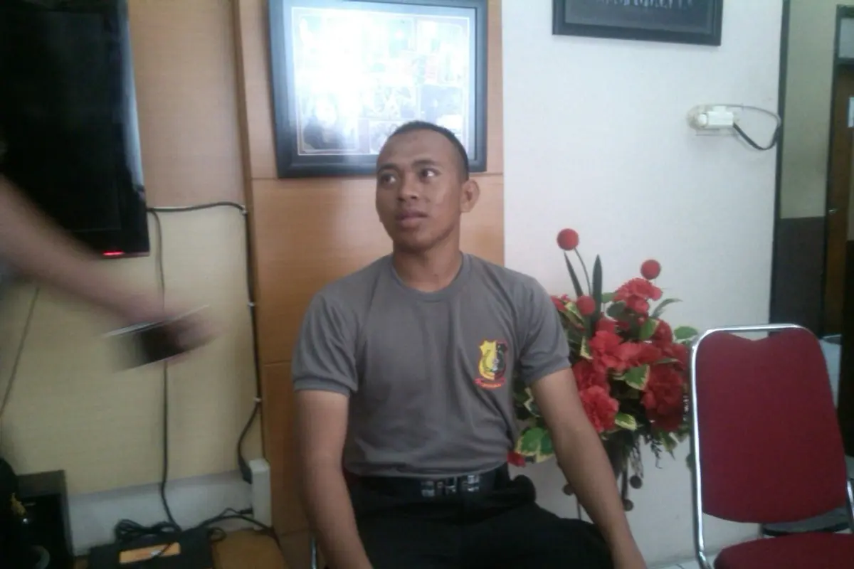 Pramuka dan Bripda Taufik Polisi Beratap Bekas Kandang Sapi