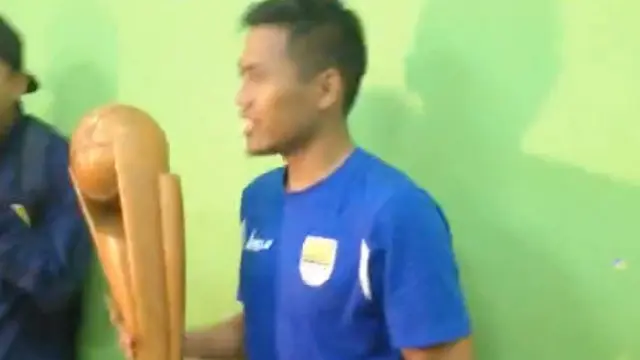 Pemain Persib Bandung merayakan keberhasilan di ruang ganti usai mengalahkan Sriwijaya FC 2-0 pada laga final Piala Presiden 2015, Minggu (18/10/2015).