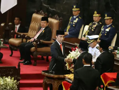 Presiden Joko Widodo berjabat tangan dengan Ketua DPD RI Oesman Sapta Odang usai menandatangani  Nota Keuangan dan RAPBN 2018 di Kompleks Parlemen, Senayan, Jakarta, Rabu (16/8). (Liputan6.com/Johan Tallo)