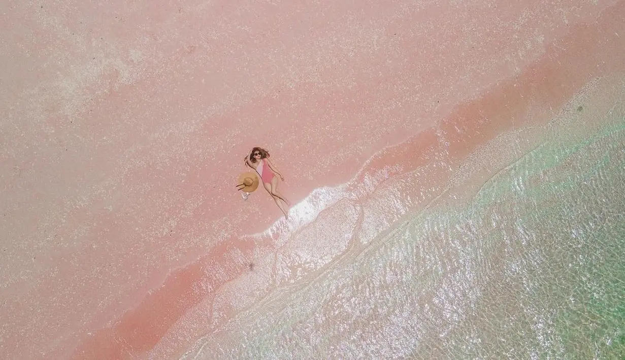 Termasuk pantai dengan pasir merah mudanya yang begitu memanjakan mata. [Instagram @chengiovanis]
