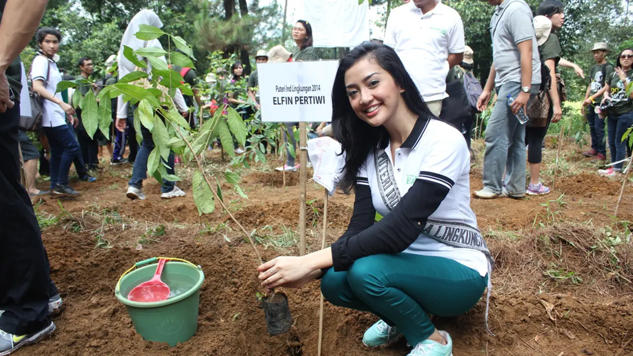 Putri Indonesia Lingkungan 2014 Tanam Pohon di Gunung Pancar
