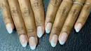 French manicure menampilkan kuku alami dengan ujung berwarna putih. Kamu bisa melakukannya dengan cat kuku biasa, cat kuku gel, atau akrilik. Tipe ini menjadi tren karena kuku bisa terlihat bersih dan mudah pengerjaannya. Foto: Instagram.