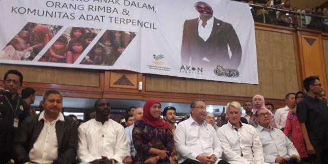 Akon (kedua dari kiri) dalam konser mini dan penandatanganan MoU di Kemensos, Jakarta/Kemensos