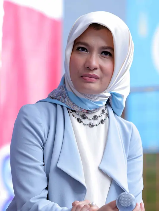 Sebagai seorang ibu, Arzetty Bilbina juga tidak bisa melarang anaknya dalam menggunakan internet. Baginya, yang terpenting adalah dengan membekali anaknya pondasi agama yang kuat. (Deki Prayoga/Bintang.com)