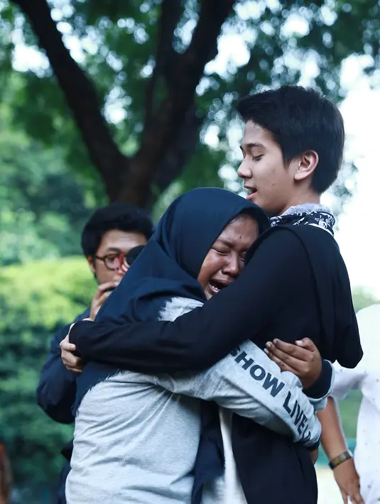 Air mata remaja putri tak tertahan lagi setelah ketemu dengan idolanya. Sambil memeluk erat Iqbaal, seakan tidak mau melepasnya dengan linangan air mata yang terus membasahi pipinya. (Galih W. Satria/Bintang.com)