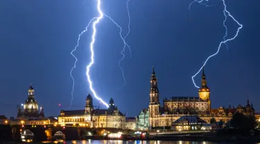 Sambaran petir selama badai terlihat di langit di atas Dresden, Jerman (10/6/2019). (AFP Photo/dpa/Germany Out/Robert Michael)