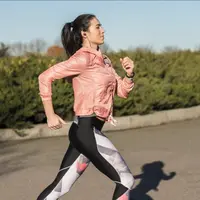 Wanita yang sedang berlari (Foto: Freepik/freepik).