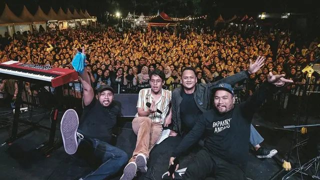 7 Gaya Ardhito Pramono saat di Atas Panggung, Curhatannya Soal Nasib Musisi Viral