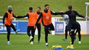 Pemain Inggris melakukan pemanasan saat mengikuti sesi latihan tim di St George's Park di Burton-on-Trent (6/9/2019). Inggris akan bertanding melawan Bulgaria pada grup A kualifikasi Euro 2020 di stadion Wambley. (AFP Photo/Paul Ellis)