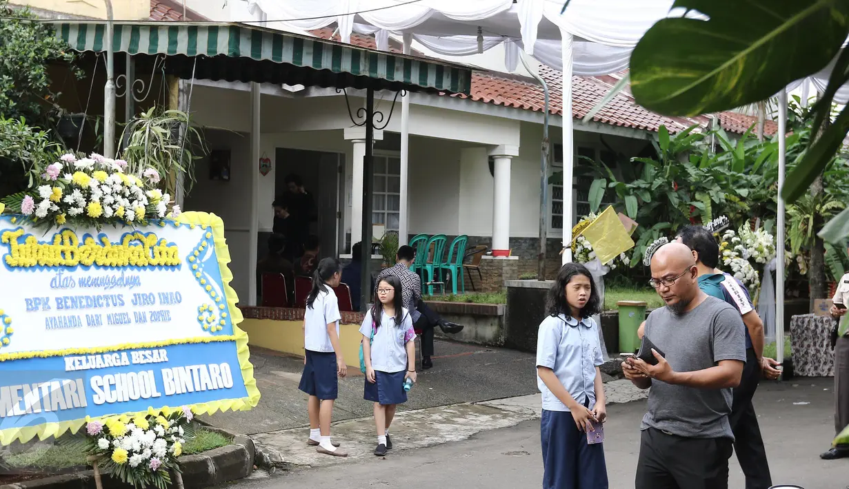 Sejumlah pelayat saat berada di rumah manajer JKT48, Inao Jiro di Perumahan River Park, Jurang Mangu Barat, Pondok Aren, Kota Tangerang Selatan, (22/3). Kejadian ini berlangsung pada Selasa, 21 Maret 2017 sore. (Liputan6.com/Herman Zakharia)