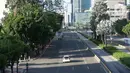 Suasana Jalan MH Thamrin dan Jalan Sudirman di Jakarta, Minggu (24/5/2020). Berbeda dengan hari biasa, kedua jalan protokol tersebut tampak lebih lengang akibat diberlakukannya PSBB yang juga bersamaan dengan Hari Raya Idul Fitri 1441 H. (Liputan6.com/Immanuel Antonius)