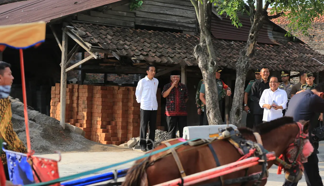 Sama seperti saat mantu pertama kalinya, pada mantu keduanya kali ini, Jokowi juga banyak mengundang warga Solo  untuk pernikahan Kahiyang dan Bobby. Dari mulai warga sekitar, pedadang kaki lima hingga pedagang pasar. (Adrian Putra/Bintang.com)