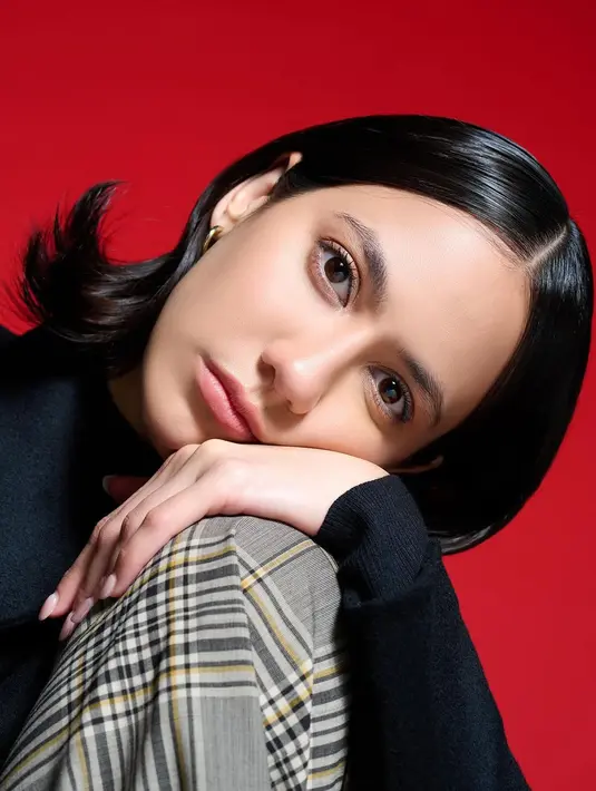 Pevita Pearce tampil glowing lewat riasan ini, bisa jadi inspirasi tampil saat ngabuburit. Tak berlebihan, Pevita berhasil tampil cantik dengan makeup-no-makeup dan gaya rambut sleek rapi. [Foto: Instagram/pevpearce]