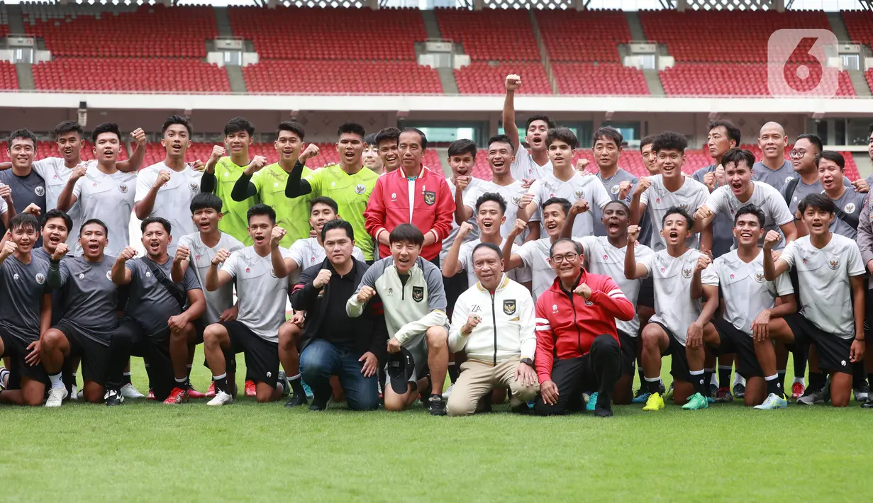 Presiden RI, Joko Widodo, foto bersama saat mengunjungi latihan Timnas Indonesia U-20 di Stadion Utama Gelora Bung Karno (SUGBK), Jakarta Pusat, Sabtu (1/4/2023).  (Bola.com/M Iqbal Ichsan)