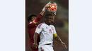 Kiper Malaysia, Mohd Izham Tarmizi (kiri), berusaha mengamankan bola dari pemain UEA, Ahmed Khalil, dalam Kualifikasi Piala Dunia 2018 di Stadion Shah Alam, Malaysia, (17/11/2015). Malaysia kalah 1-2 dari UEA. (AFP Photo/Manan Vatsyayana)