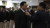 Imam Sudjarwo saat dilantik sebagai ketua umum  PBVSI periode 2018-2022 di kantor KONI, Jakarta, Kamis (28/2/2019). (Bola.com/Yoppy Renato)