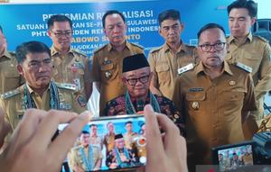 Mendikdasmen Abdul Mu'ti didampingi Gubernur Sulut Yulius Selvanus  dan Wawali Kota Manado Richard Sualang serta bupati dan wali kota usai peresmian sekolah revitalisasi di Manado. (Antara)