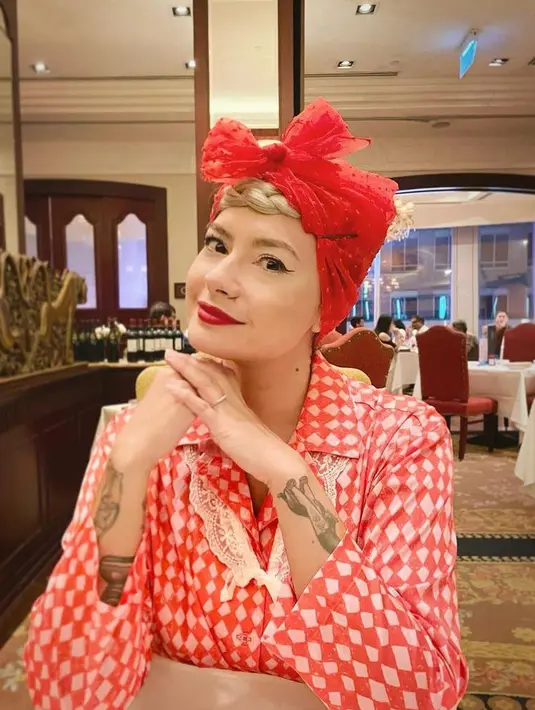 Claudia tampak memesona memadukan dress warna putih-merah motif papan catur dengan kerah notched dan sentuhan renda yang cantik. (Instagram/miss_adinda_mae).