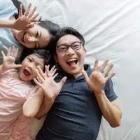 Kenali beberapa ciri orangtua yang disukai oleh anak. (foto: lifestylememory/freepik)