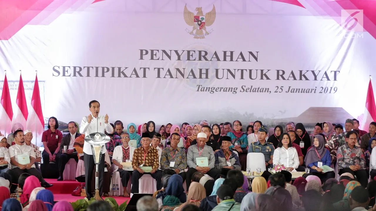 Jokowi Bagikan Sertifikat Tanah