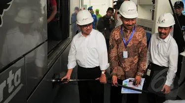 Menteri ESDM Sudirman Said (kiri) sempat menjadi petugas SPBG dadakan yang melayani pengisian Bahan Bakar Gas (BBG) bus TransJakarta, Lebak Bulus, Jakarta, Selasa (3/3/2015). (Liputan6.com/Yoppy Renato)