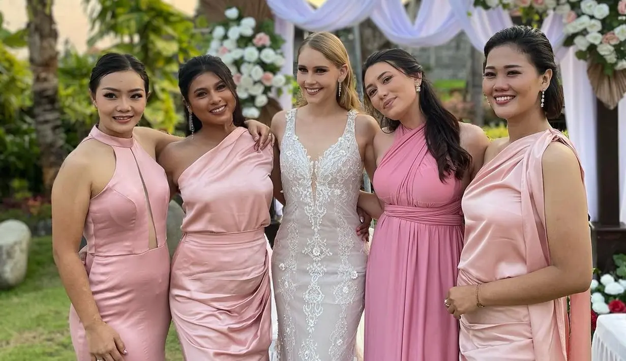 Cantiknya Amanda Gonzales dalam balutan dress pink sebagai bridesmaid. Dress yang dikenakannya memiliki detail halter-neck, tanpa lengan yang manis. [Foto: Instagram/gonzalezamanda10]