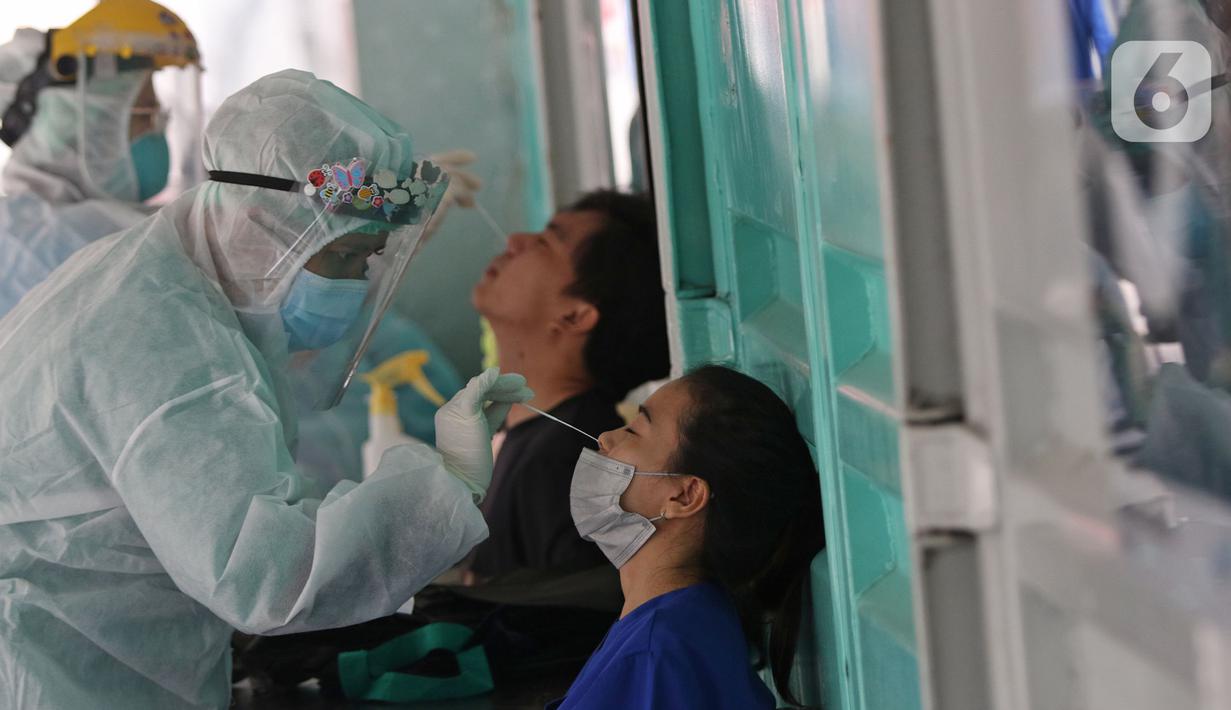 Petugas kesehatan mengambil sampel lendir saat tes usap (swab test) PCR di Jakarta, Senin (25/10/2021). Presiden Joko Widodo atau Jokowi mengarahkan untuk menurunkan harga tes PCR menjadi Rp300 ribu dan masa berlaku pemeriksaan diperpanjang 3x24 jam.  (Liputan6.com/Herman Zakharia)