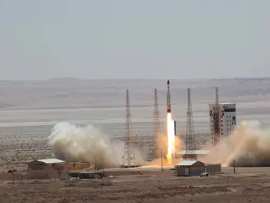 Gambar yang dikeluarkan oleh situs resmi Kementerian Pertahanan Iran menunjukkan peluncuran roket pembawa satelit Simorgh di Pusat Antariksa Imam Khomeini, Iran (27/7). (Iranian Defense Ministry via AP)