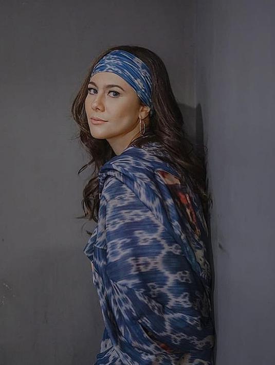 FOTO: Pesona Wulan Guritno dengan Busana Ala Bohemian ...