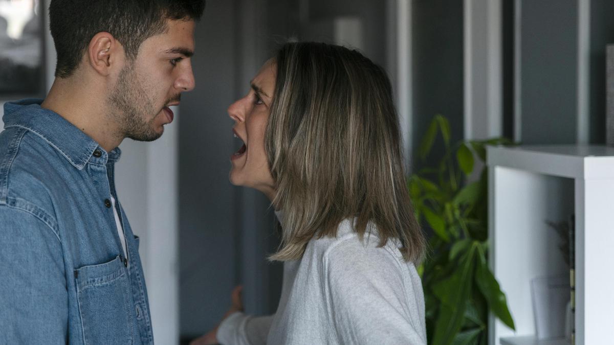 Benarkah Manfaat Berdebat dengan Pasangan di Depan Umum Ada Manfaatnya?