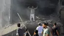 Warga Palestina mencari korban selamat di antara puing-puing bangunan yang hancur akibat serangan udara Israel di kamp pengungsi Jabaliya di pinggiran Kota Gaza, Selasa, 31 Oktober 2023. (AP Photo/Abdul Qader Sabbah)