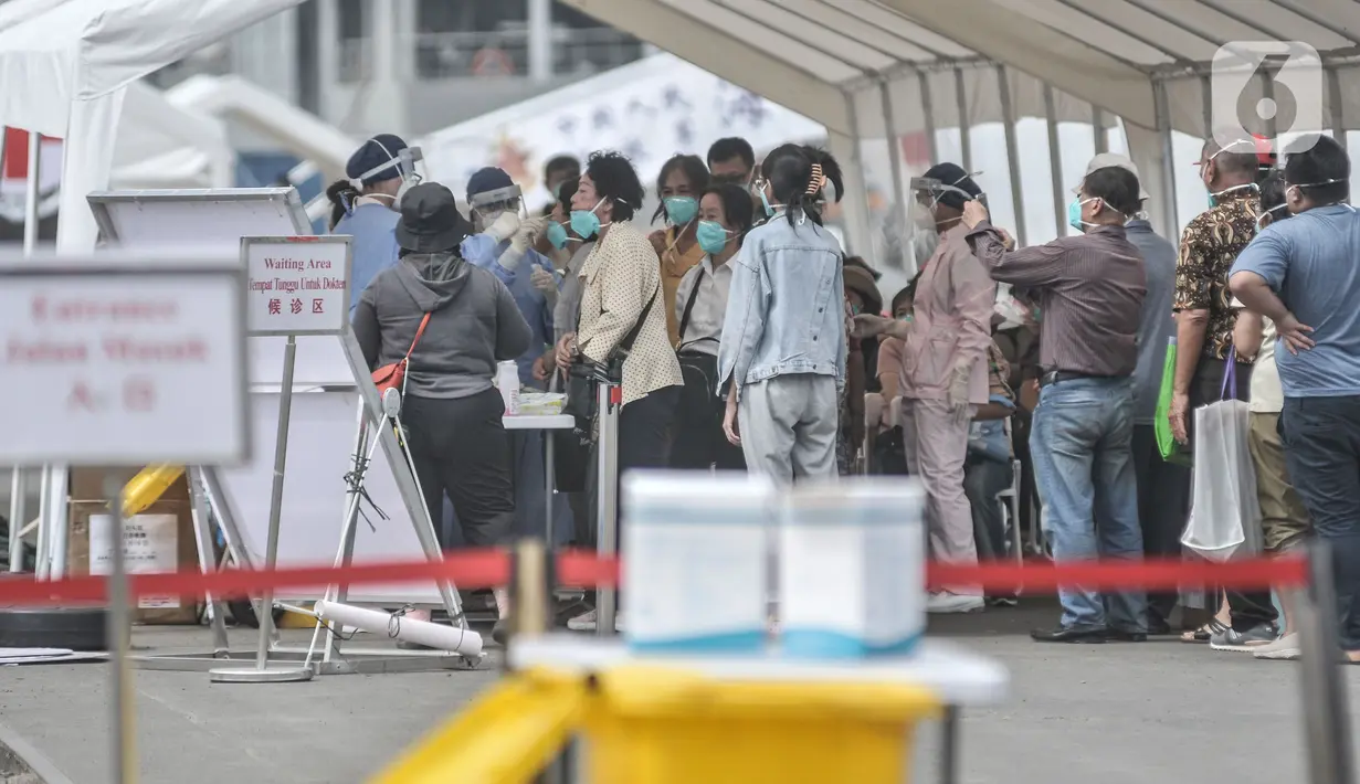 Warga melakukan pemeriksaan kesehatan gratis oleh tim medis kesehatan dari Kapal RS Peace Ark milik Tentara Pembebasan Rakyat China (PLA) di kawasan JICT 2 Tanjung Priok, Jakarta Utara, Selasa (15/11/2022). Layanan pengobatan gratis ini berlangsung hingga 18 November 2022 dan mampu melayani 500 warga tiap harinya. (merdeka.com/Iqbal S. Nugroho)