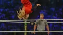 Pegulat Lacey Evans berusaha menindih lawannya Natalya Neidhart pada pertarungan World Wrestling Entertainment (WWE) untuk perempuan di Stadion Internasional King Fahd, Riyadh, 31 Oktober 2019. Arab Saudi untuk pertama kalinya menggelar pertandingan gulat WWE perempuan. (Fayez Nureldine/AFP)
