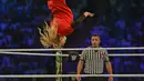 Pegulat Lacey Evans berusaha menindih lawannya Natalya Neidhart pada pertarungan World Wrestling Entertainment (WWE) untuk perempuan di Stadion Internasional King Fahd, Riyadh, 31 Oktober 2019. Arab Saudi untuk pertama kalinya menggelar pertandingan gulat WWE perempuan. (Fayez Nureldine/AFP)
