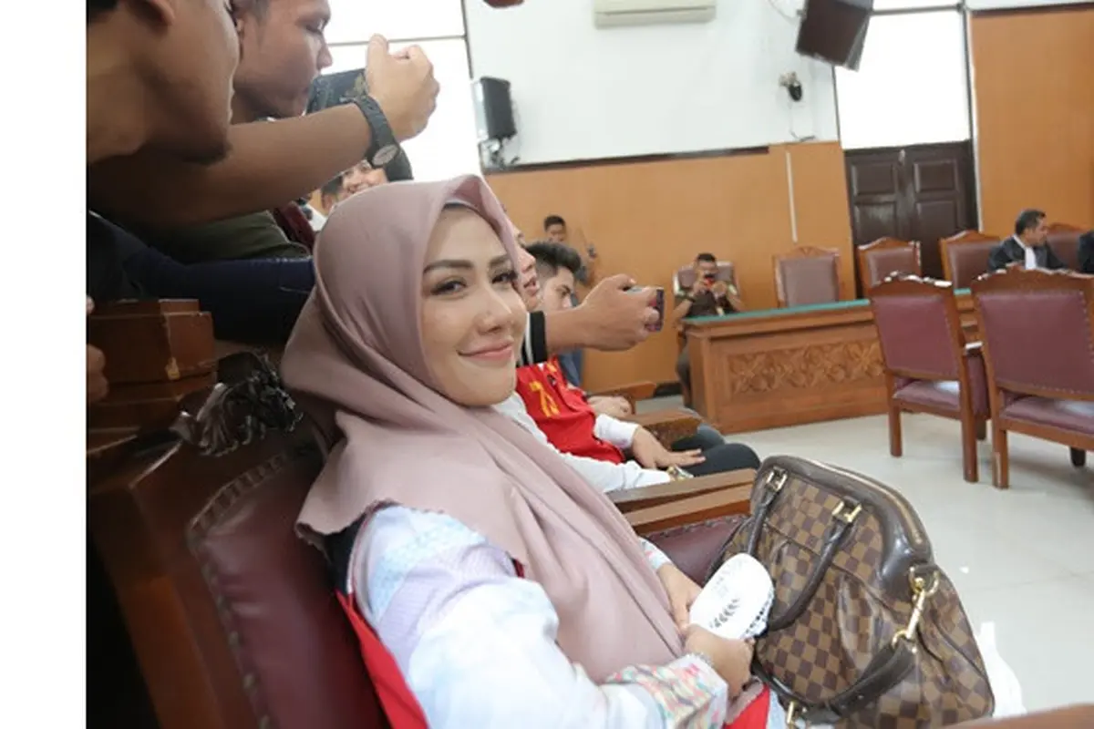 Menangis Terus Karena Rindu, Ini 6 Momen Mesra Rey Utami Bareng Anak