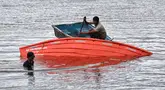 Tim pencari dan penyelamat menemukan sekoci saat mencari korban hilang tenggelamnya korban Kapal Motor Penumpang (KMP) Tunu Pratama Jaya di perairan Selat Bali dekat Jembrana pada Jumat 4 Juli 2025. (SONNY TUMBELAKA/AFP)