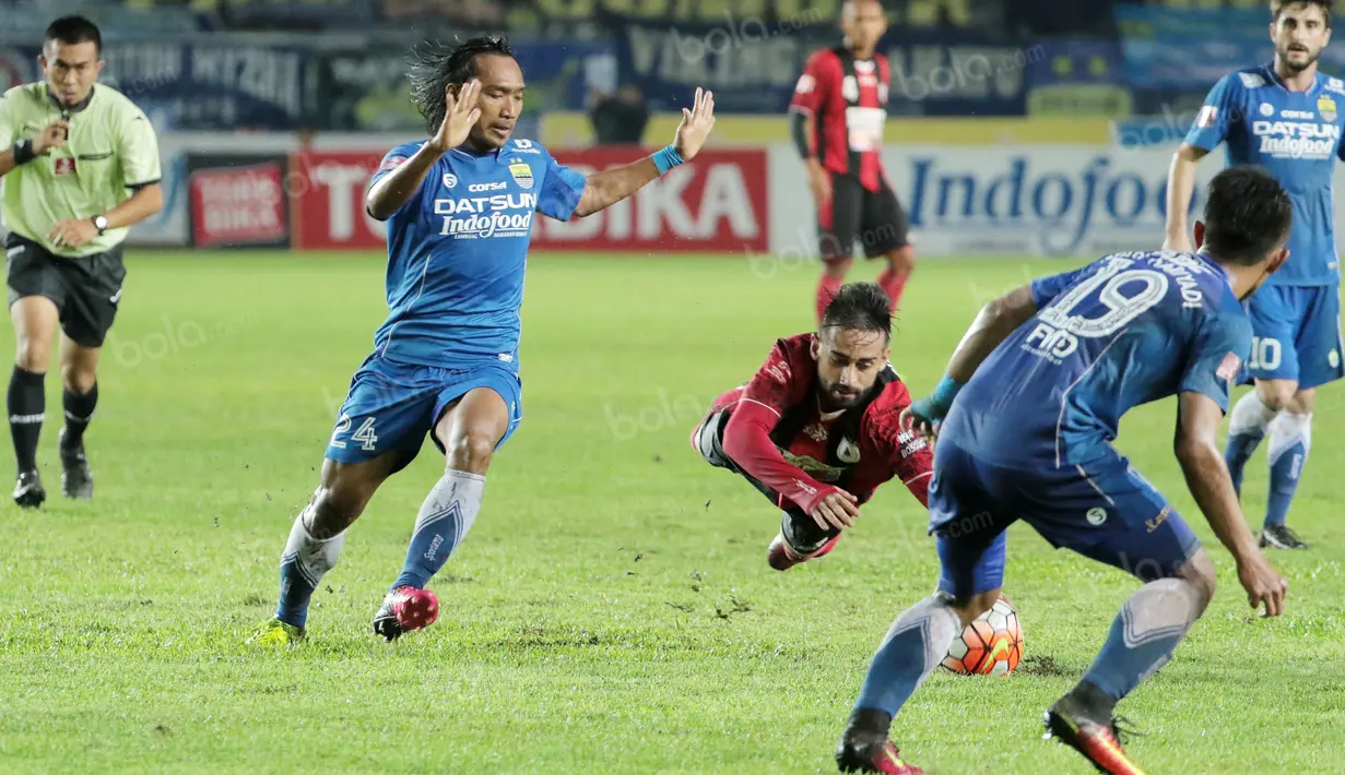 Pemain Persipura, Ricardo Silva terjatuh saat dihadang para pemain Persi Bandung pada laga Torabika SC 2016 di Stadion Si Jalak Harupat, Bandung, (12/11/2016). (Bola.com/Nicklas Hanoatubun)