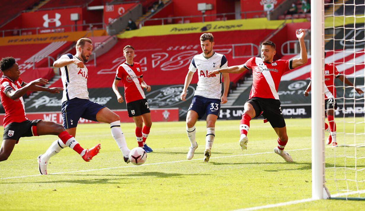 Pemain Tottenham Hotspur Harry Kane (kedua kiri) mencetak gol ke gawang Southampton pada pertandingan Liga Premier Inggris di Stadion St. Mary, Southampton, Inggris, Minggu (20/9/2020). Tottenham menekuk Southampton 5-2, Son Heung-min menyumbang empat gol. (Andrew Boyers/Pool via AP)
