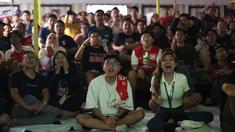 Ratusan pendukung dari komunitas Arsenal Indonesia tampak sangat antusias menyaksikan acara Roaring Night pertandingan Premier League 2023/2024 antara Liverpool melawan Arsenal yang berlangsung di Pitch 98, Kemang, Jakarta, Minggu (24/12/2023) dini hari. (Bola.com/Bagaskara Lazuardi)