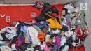 Sejatinya, pakaian bekas yang sudah robek, pudar, atau usang masih bisa kembali dimanfaatkan jika didaur ulang secara tepat. (Liputan6.com/Angga Yuniar)