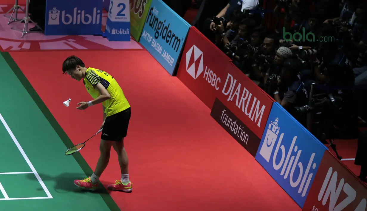 Chen Yufei saat melawan Tai Tzu Ying pada final Indonesia Open 2018 di Istora Senayan, Jakarta, (8/6/2018). Tai Tzu Ying menang 21-23 21-15 21-9. (Bola.com/Nick Hanoatubun)