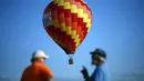 Beberapa orang menyaksikan balon udara yang diterbangkan dalam festival tahunan QuickChek New Jersey ke-32 di Readington, (25/7/2014). (REUTERS/Eduardo Munoz)