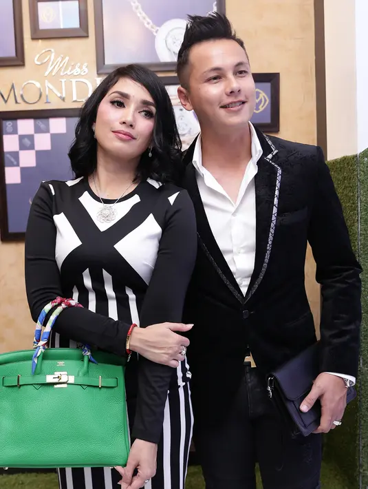 Pasangan ini menolak dikatakan bulan madu. Karena liburan ke Dubai dianggap sebagai bonus. (Andy Masela/Bintang.com)