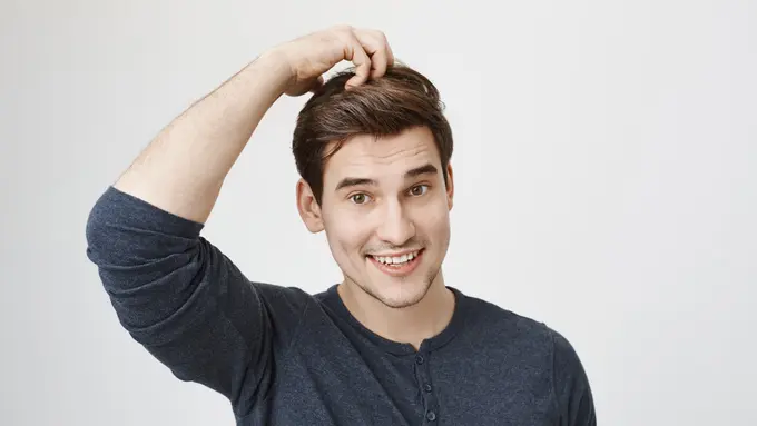 Ilustrasi Pria Menata Rambut