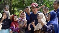Presiden Joko Widodo atau Jokowi memanfaatkan libur akhir pekan pada Minggu pagi (17/9/2023) untuk bersepeda keliling Kebun Raya Bogor, Jawa Barat. (Biro Pers, Media, dan Informasi Sekretariat Presiden)