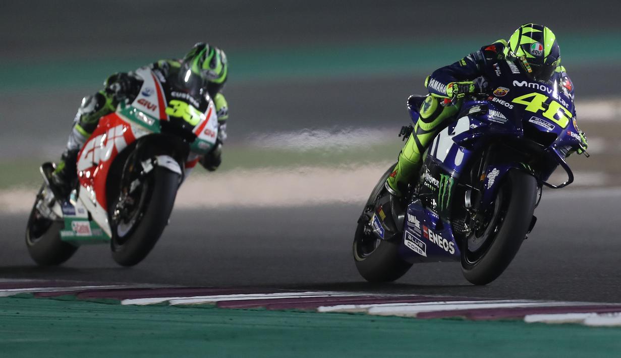 Pebalap Movistar Yamaha, Valentino Rossi memacu motornya pada MotoGP Qatar di Sirkuit Losail, Doha, Minggu (18/3/2018). Dirinya finish ketiga terpaut 0,797 detik dari Andrea Dovizioso dengan catatan waktu 42 menit 34,654 detik. (AFP/Karim Jaafar)