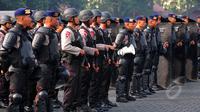 Sejumlah personel Brimob mengikuti gelar pasukan pengamanan KAA di Mako Brimob Kelapa Dua, Depok, Selasa (14/5/2015). Sebanyak 3.000 personel Brimob Polri diterjunkan mengawal Konferensi Tingkat Tinggi Asia-Afrika. (Liputan6.com/Yoppy Renato)