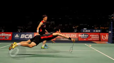 Ganda putra Korsel, Shin Baek Choel/Ko Sung Hyun mengembalikan kok ke Fu Haifeng/Zhang Nan asal Tiongkok di final BCA Indonesia Open 2015 di Jakarta, Minggu (7/6/2015). Shin Baek Choel/Ko Sung Hyun menang 21-16,16-21,21-19. (Liputan6.com/Andrian M Tunay)