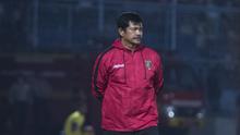 Pelatih Bali United, Indra Sjafri memantau anak asuhnya saat bertanding melawan Arema Cronus pada laga perempat final Piala Presiden di Stadion Kanjuruhan, Malang, Sabtu (19/9/2015). (Bola.com/Vitalis Yogi Trisna)